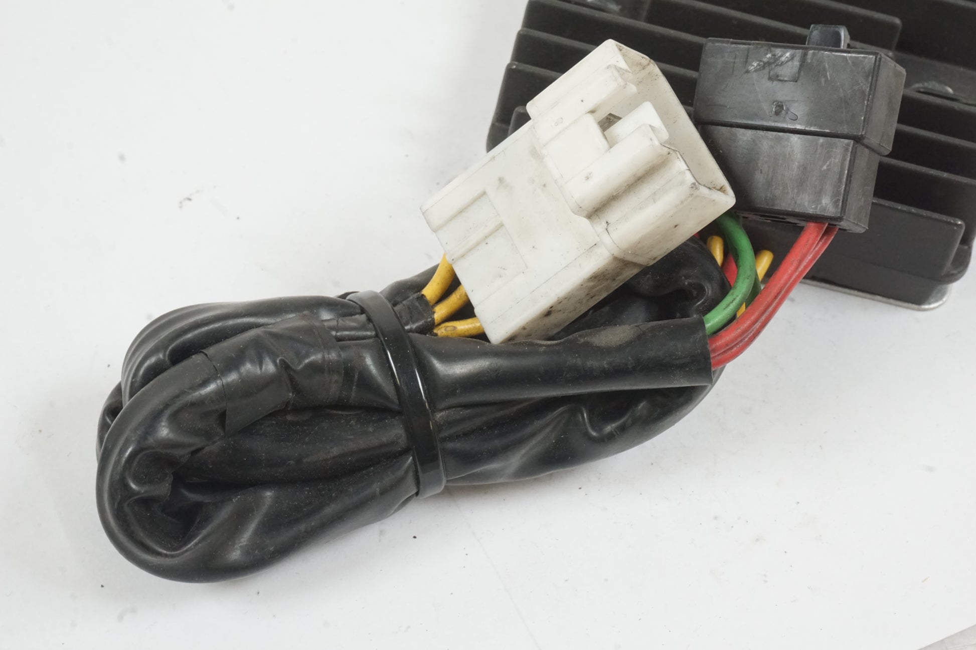 Baksidan på Likriktare från en Honda CBR 600 -2002 motorcykel.