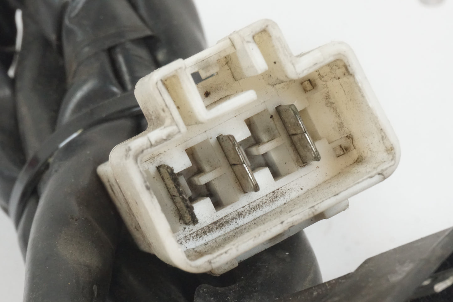 Vänster sida på Likriktare från en Honda CBR 600 -2002 motorcykel.