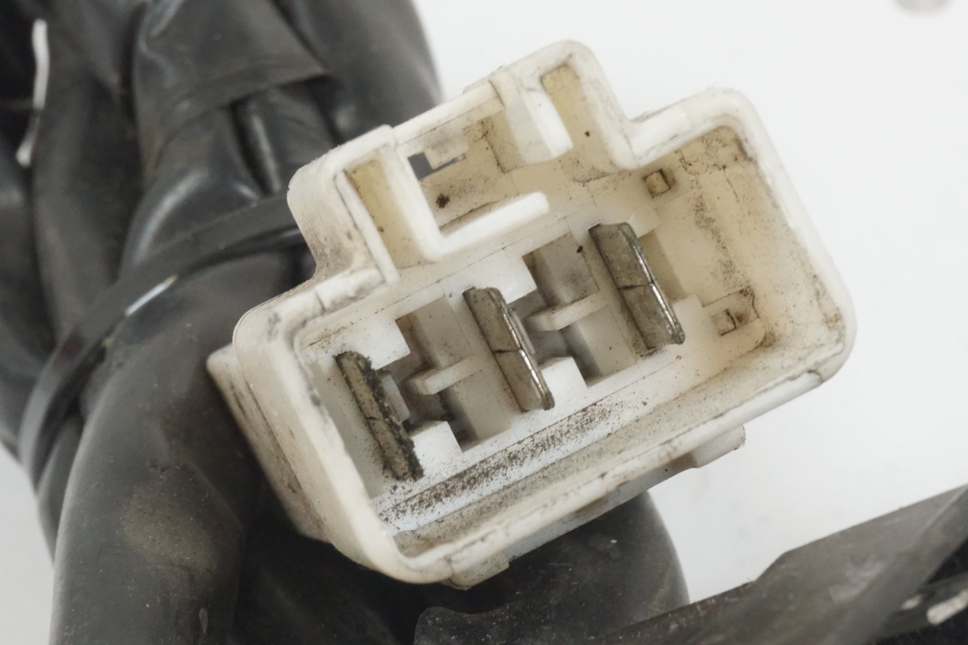 Vänster sida på Likriktare från en Honda CBR 600 -2002 motorcykel.