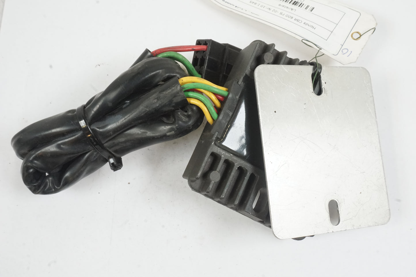 Snett nerifrån på Likriktare från en Honda CBR 600 -2002 motorcykel.