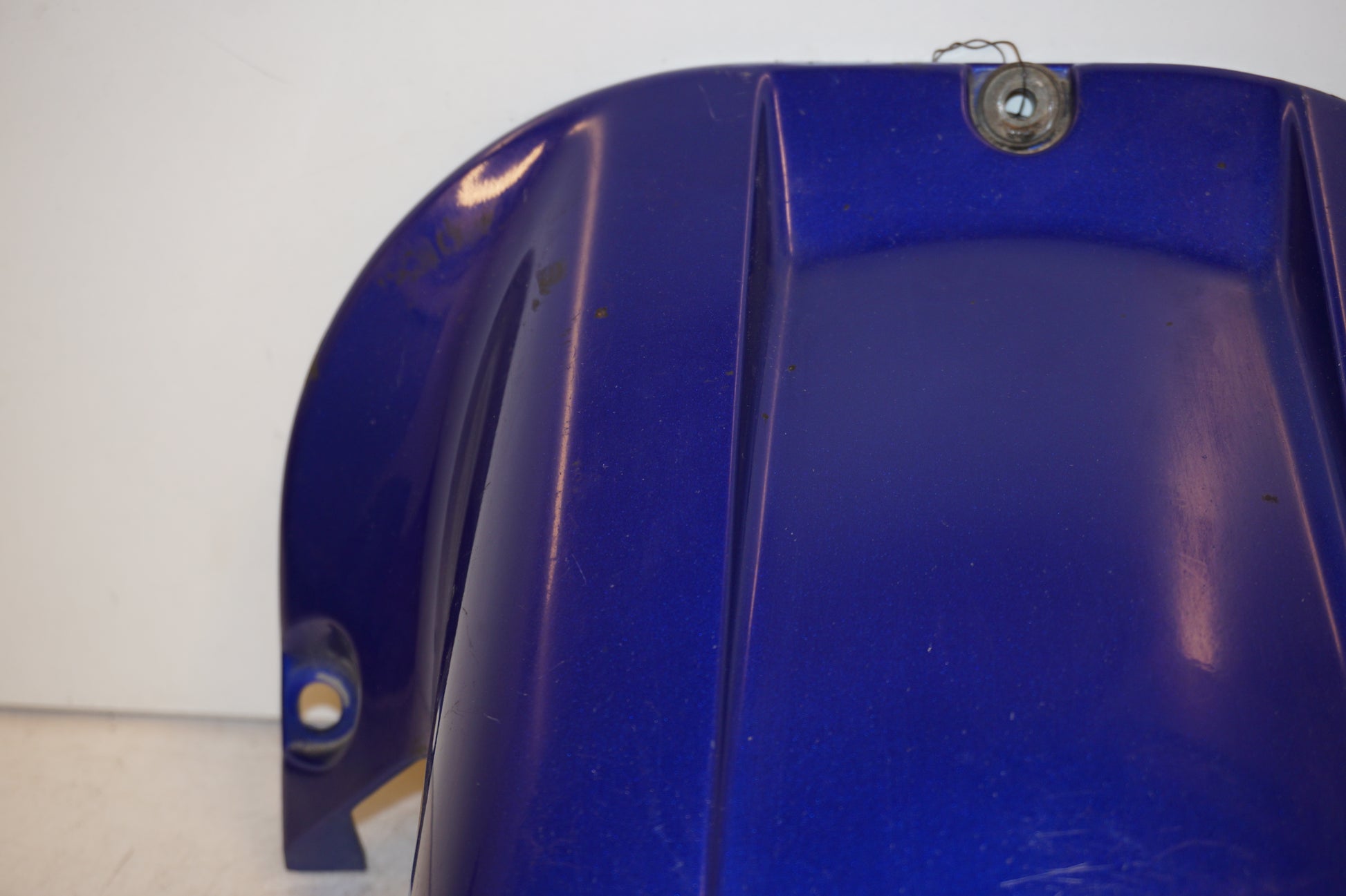 Snett nerifrån på Svingskärm från en Yamaha YZF 1000 R1 -1999 motorcykel.