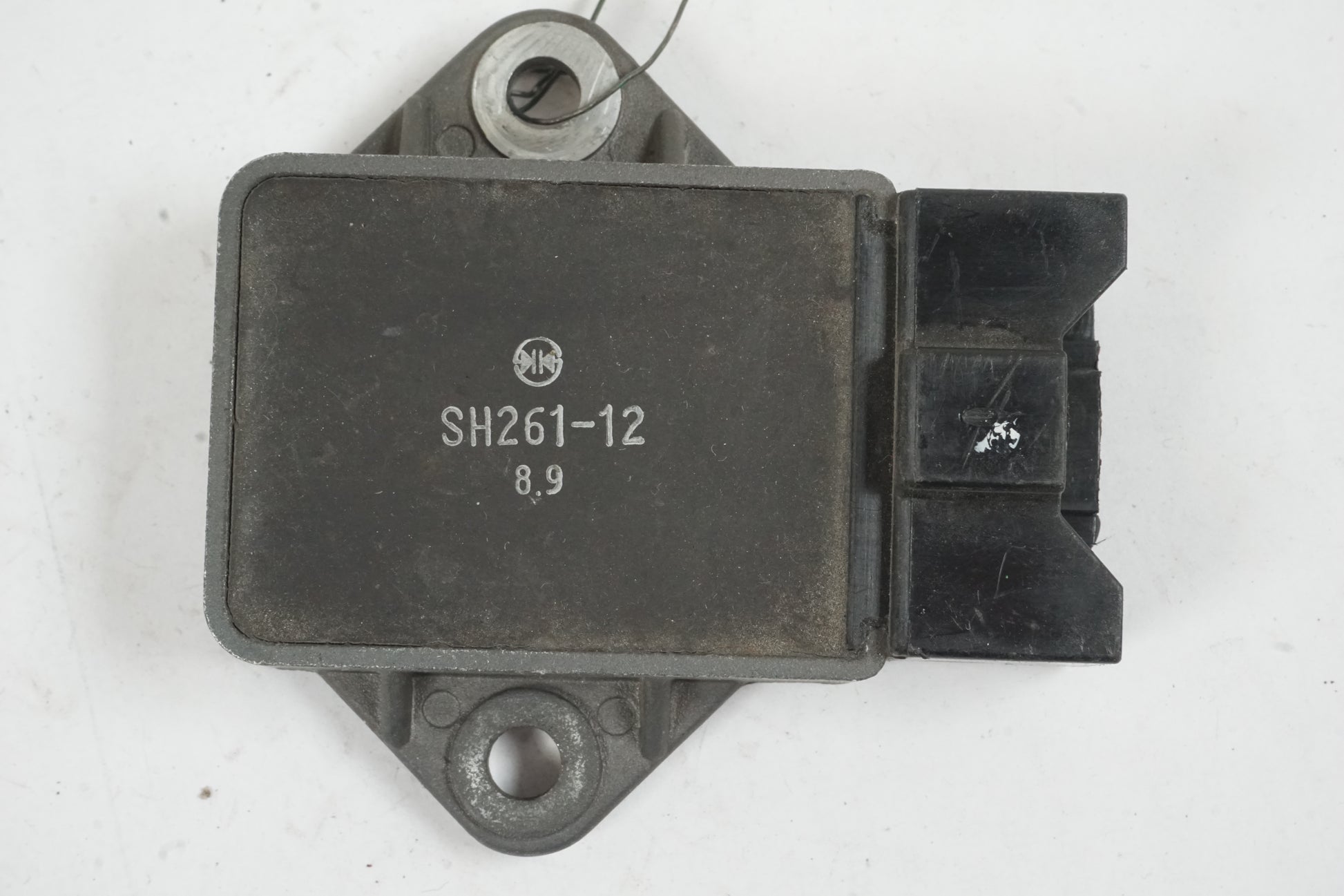 Framsidan på Likriktare från en Honda CB 750 SF -1999 motorcykel.