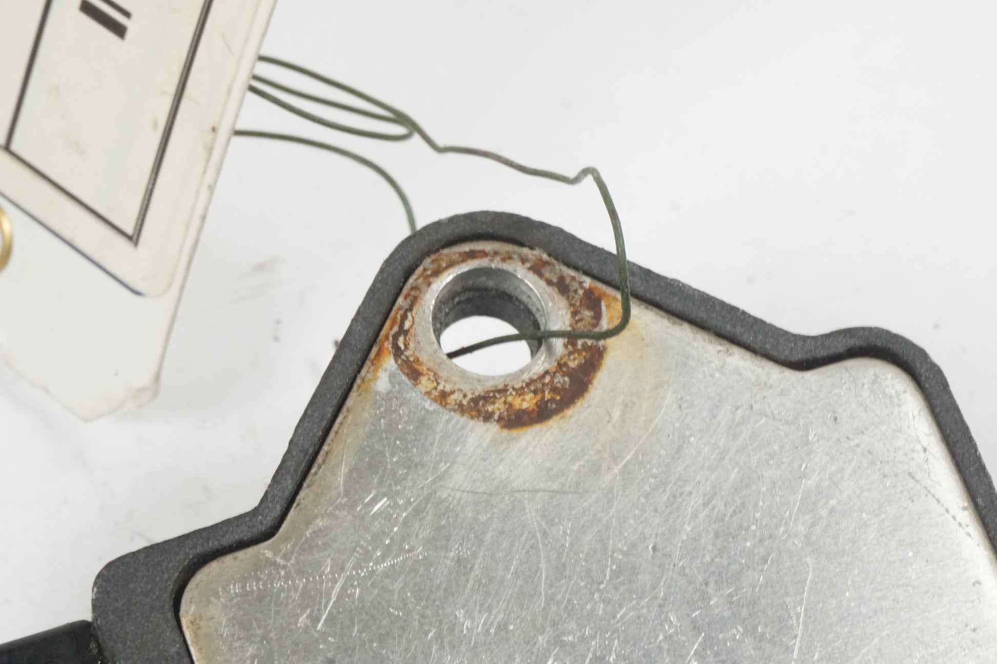 Höger sida på Likriktare från en Honda CB 750 SF -1999 motorcykel.