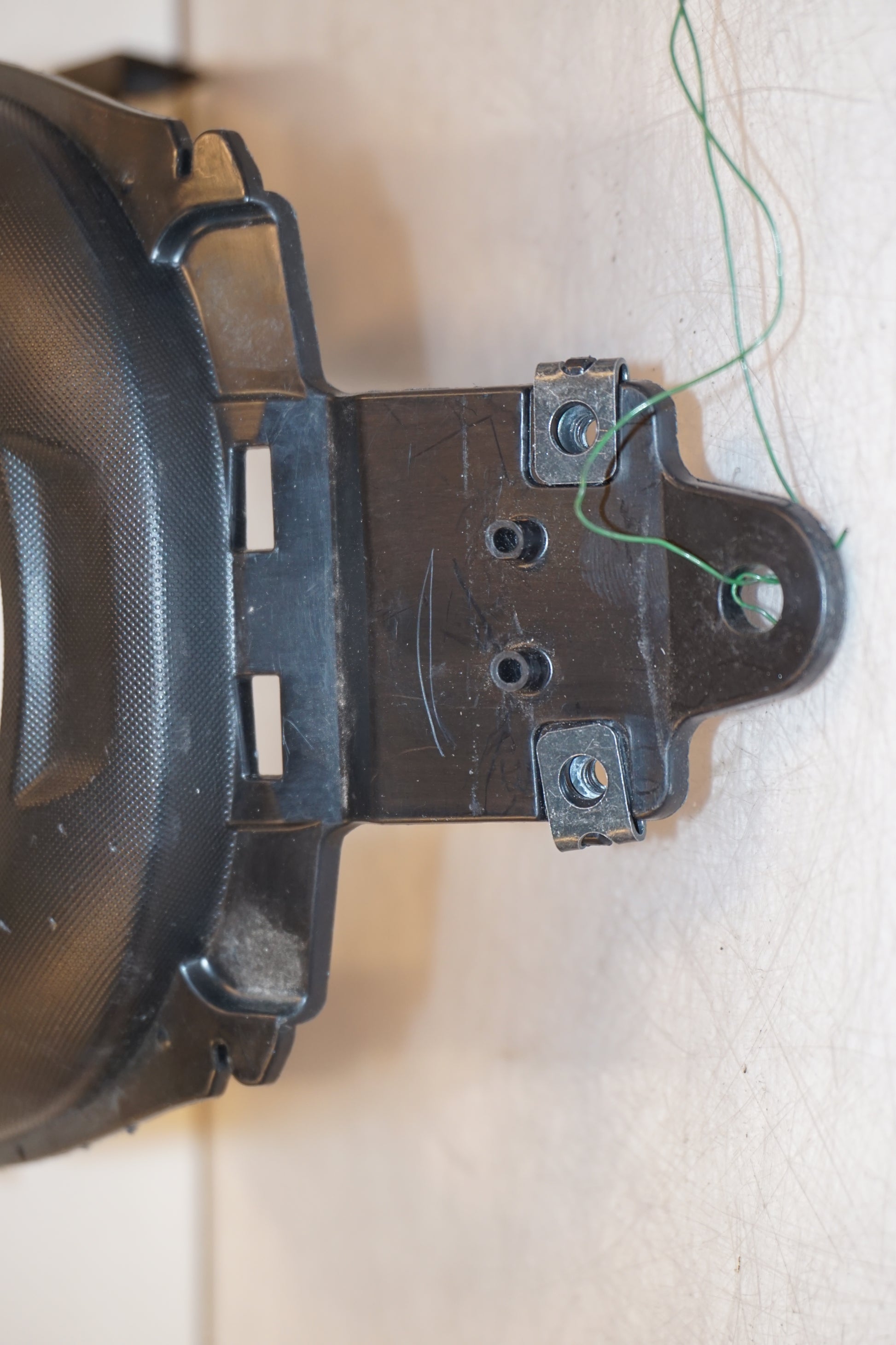 Vänster sida på Bensintankskåpa från en Yamaha MT-07 -2014 motorcykel.