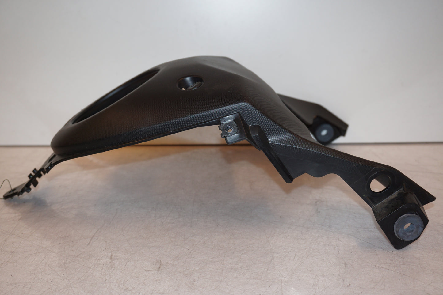 Snett uppifrån på Bensintankskåpa från en Yamaha MT-07 -2014 motorcykel.