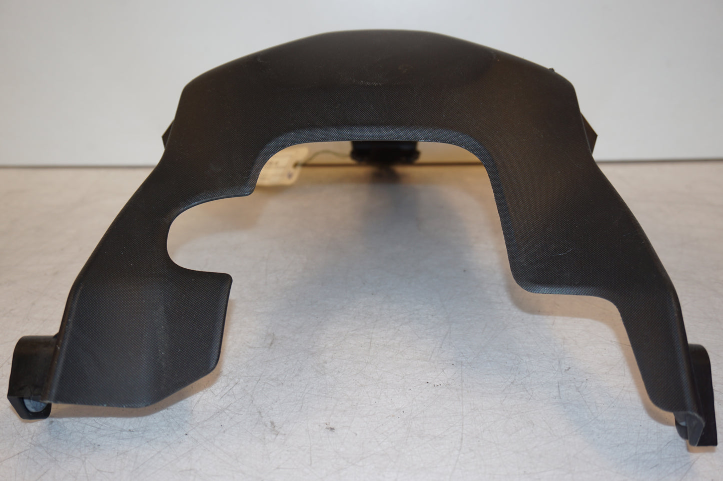 Snett nerifrån på Bensintankskåpa från en Yamaha MT-07 -2014 motorcykel.