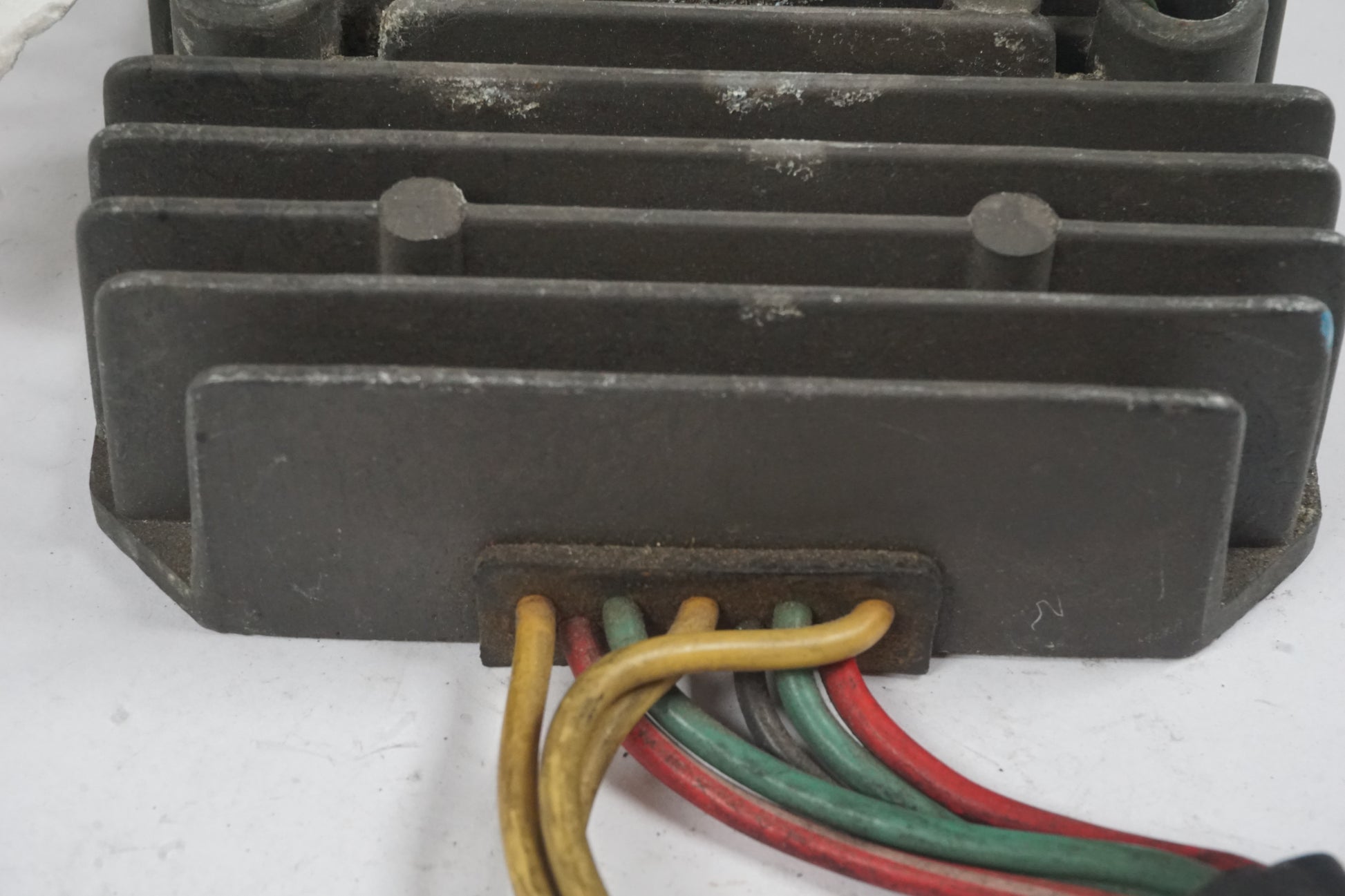 Höger sida på Likriktare från en Honda VF 750 S -1982 motorcykel.