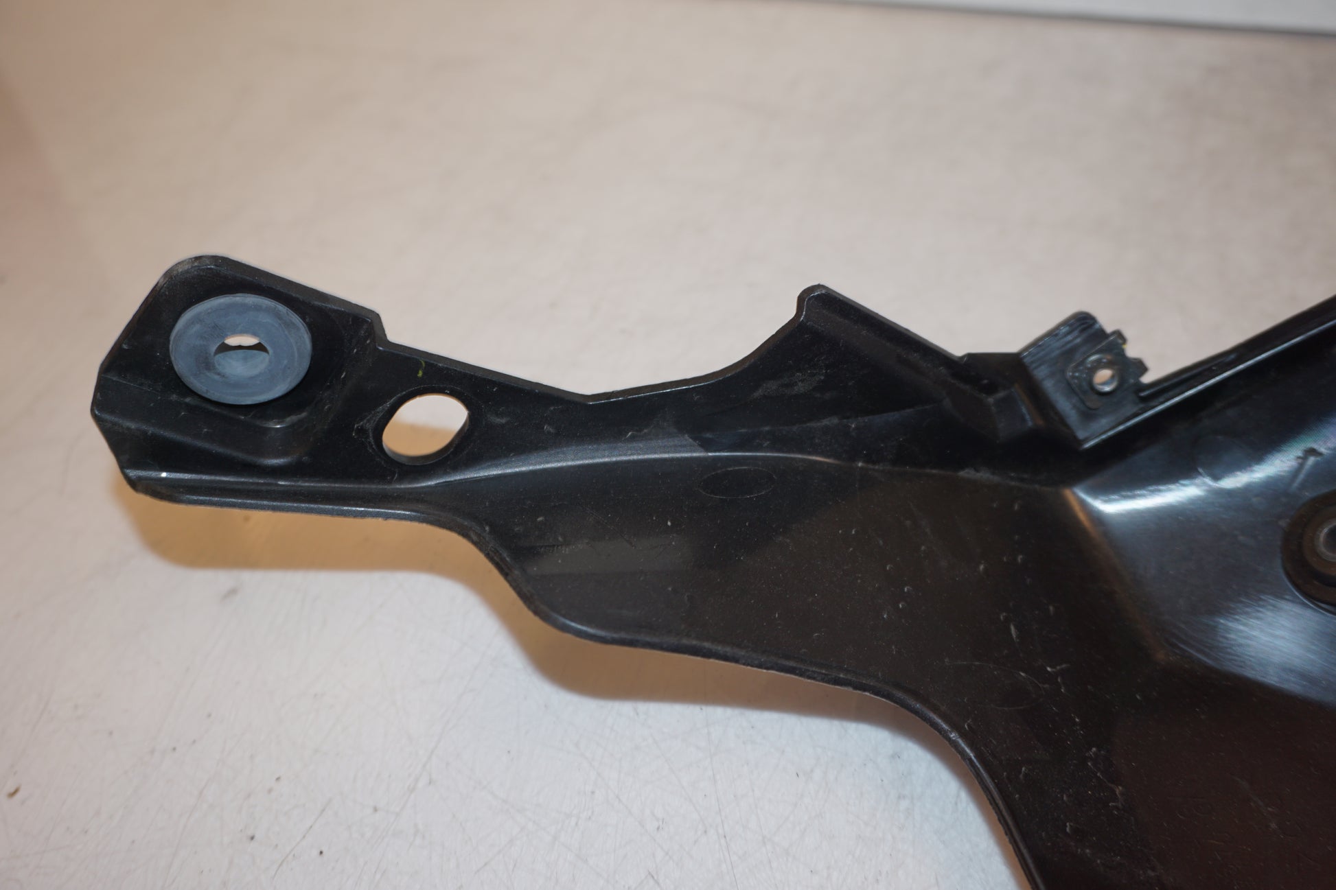 Baksidan på Bensintankskåpa från en Yamaha MT-07 -2014 motorcykel.