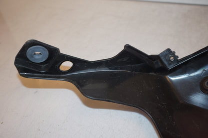 Baksidan på Bensintankskåpa från en Yamaha MT-07 -2014 motorcykel.