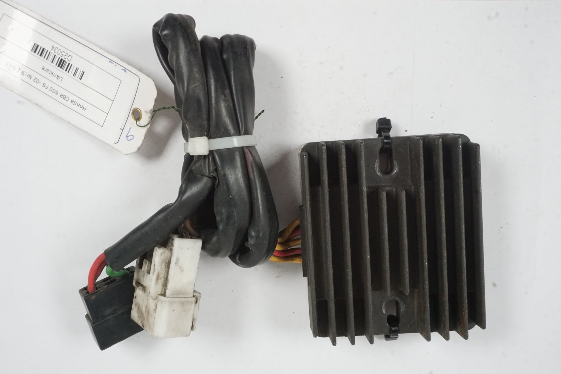 Framsidan på Likriktare från en Honda CBR 600 -2002 motorcykel.