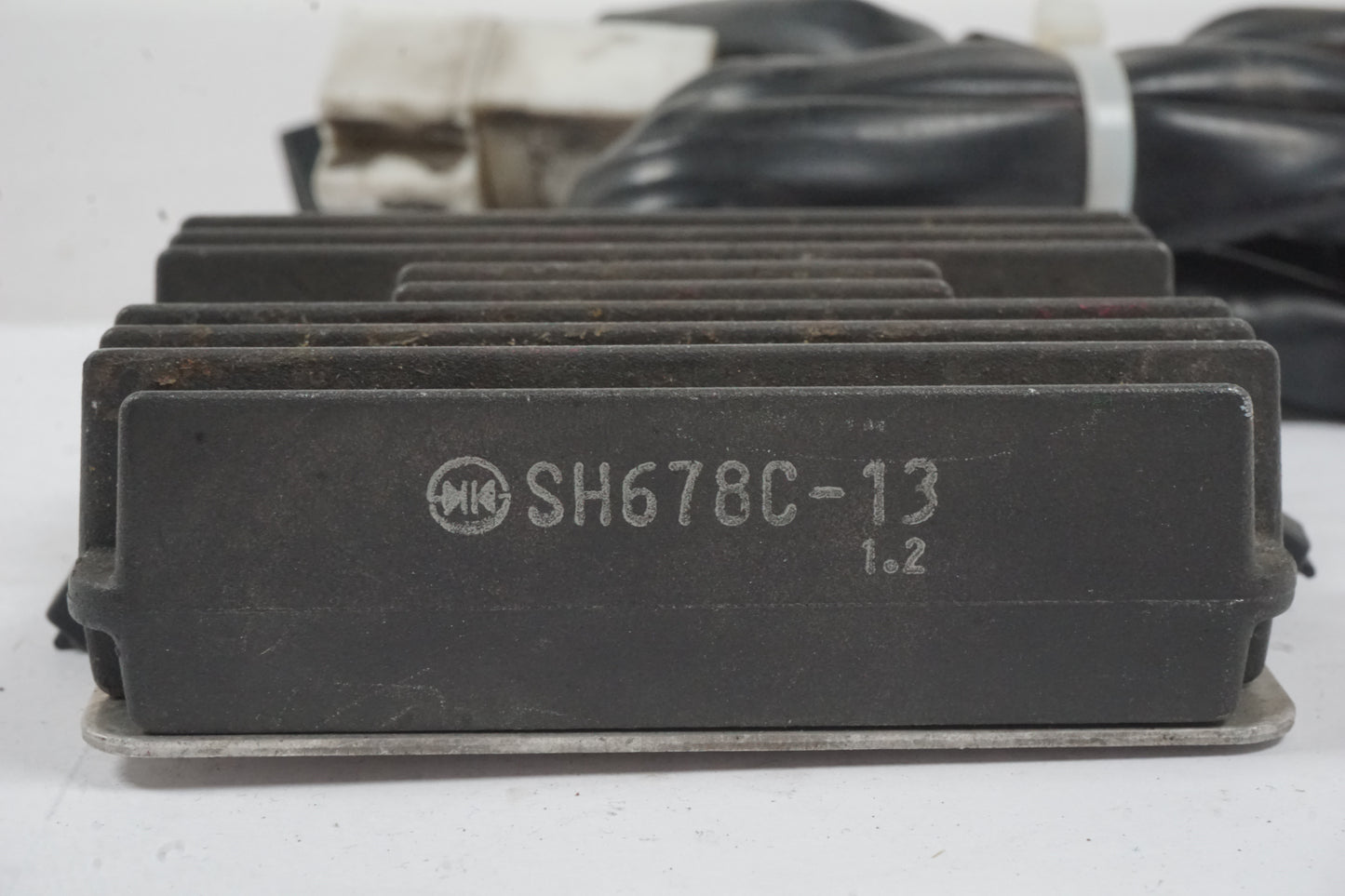 Baksidan på Likriktare från en Honda CBR 600 -2002 motorcykel.