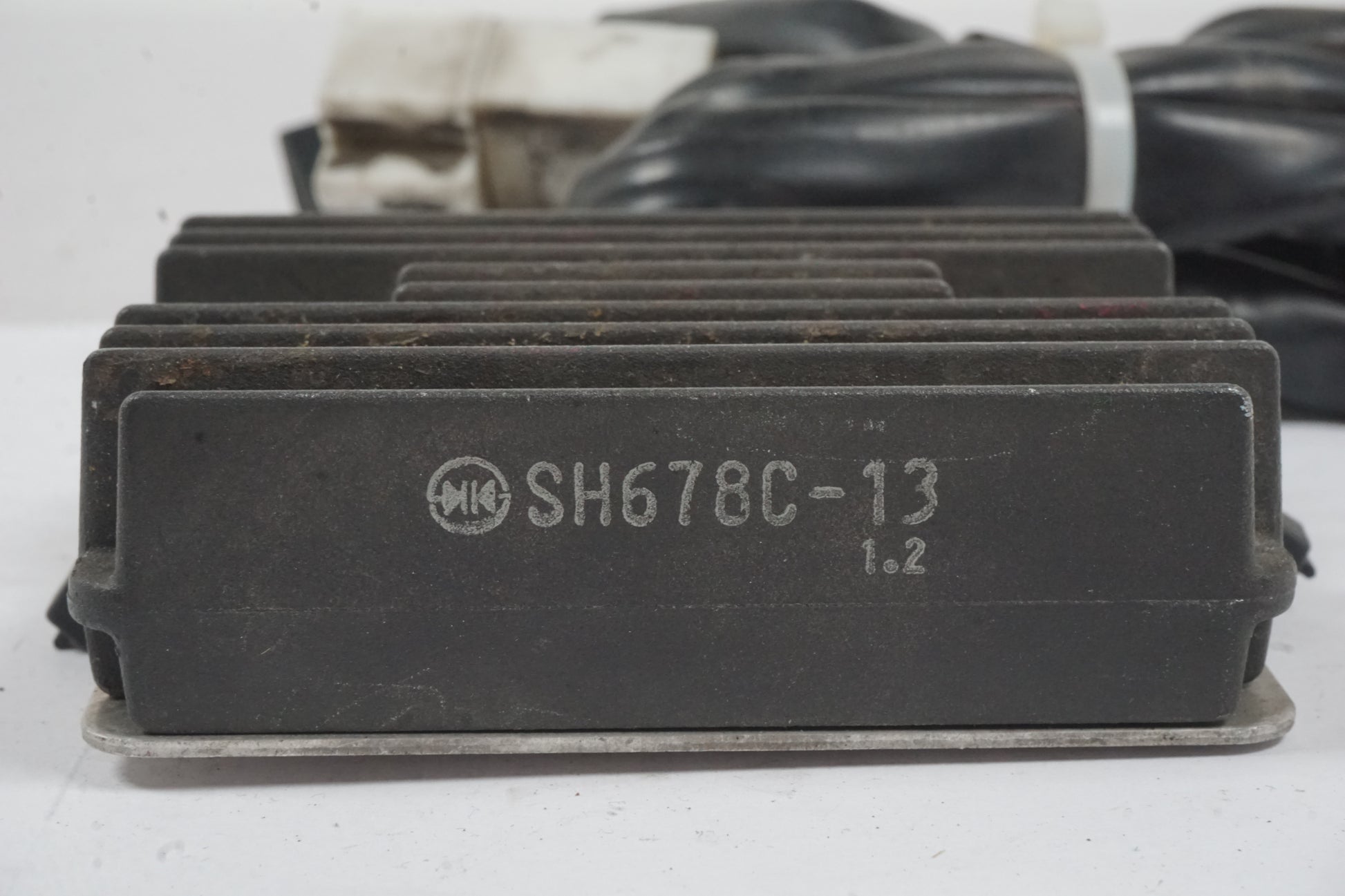 Baksidan på Likriktare från en Honda CBR 600 -2002 motorcykel.