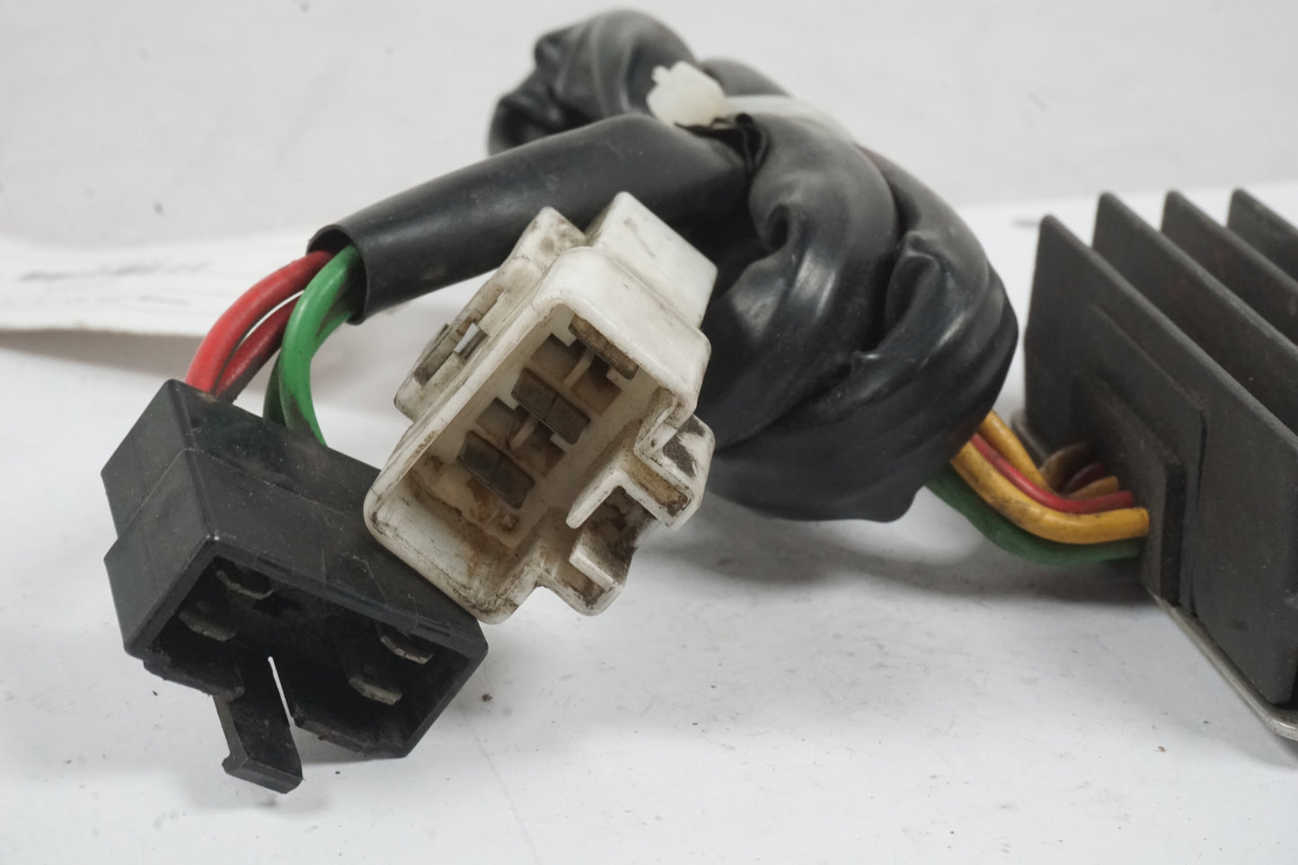 Höger sida på Likriktare från en Honda CBR 600 -2002 motorcykel.