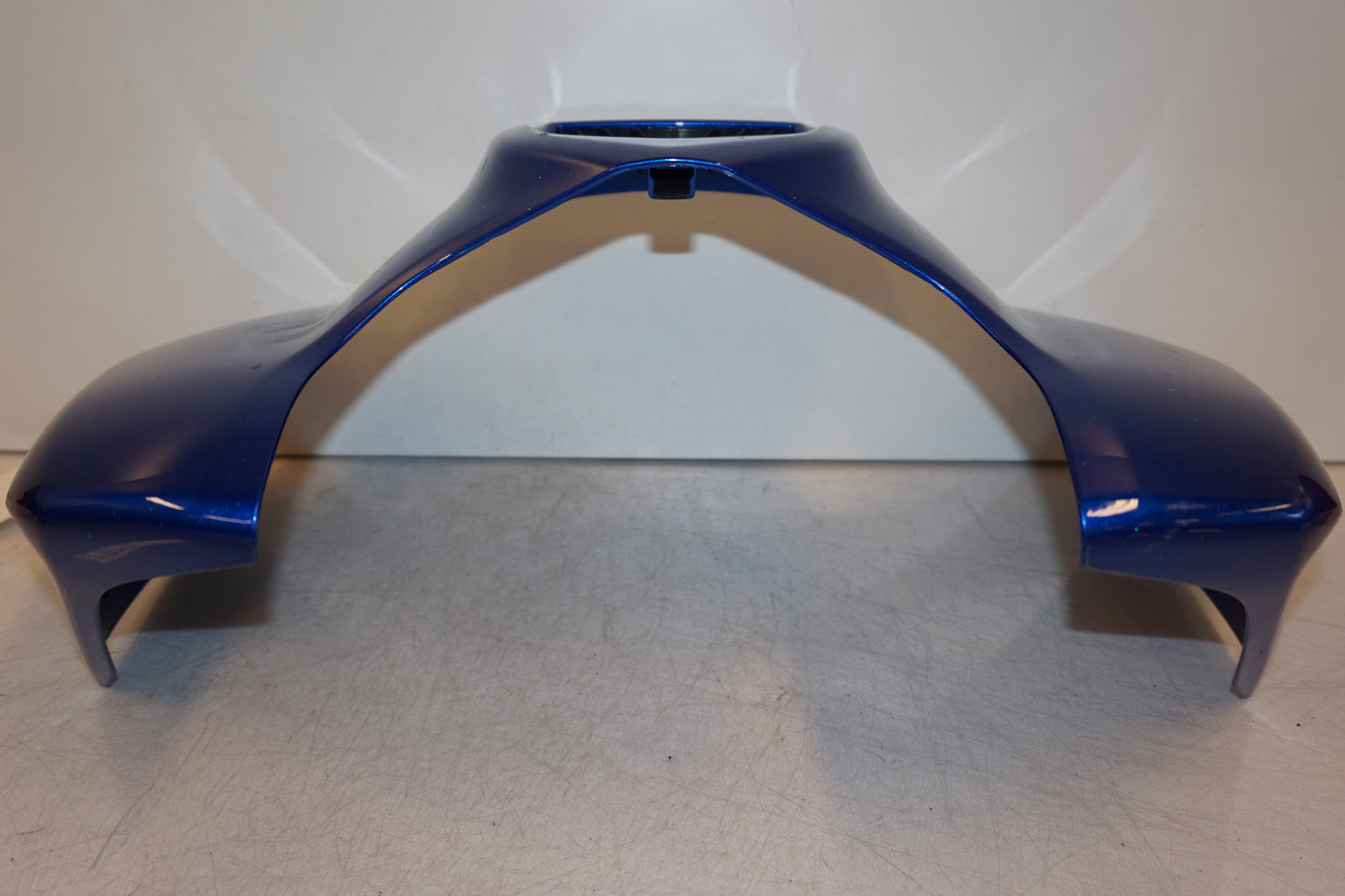 Baksidan på Bensintankskåpa från en Yamaha FZ-8 -2011 motorcykel.