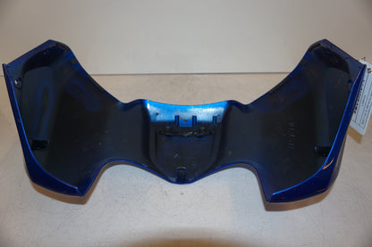 Snett nerifrån på Bensintankskåpa från en Yamaha FZ-8 -2011 motorcykel.