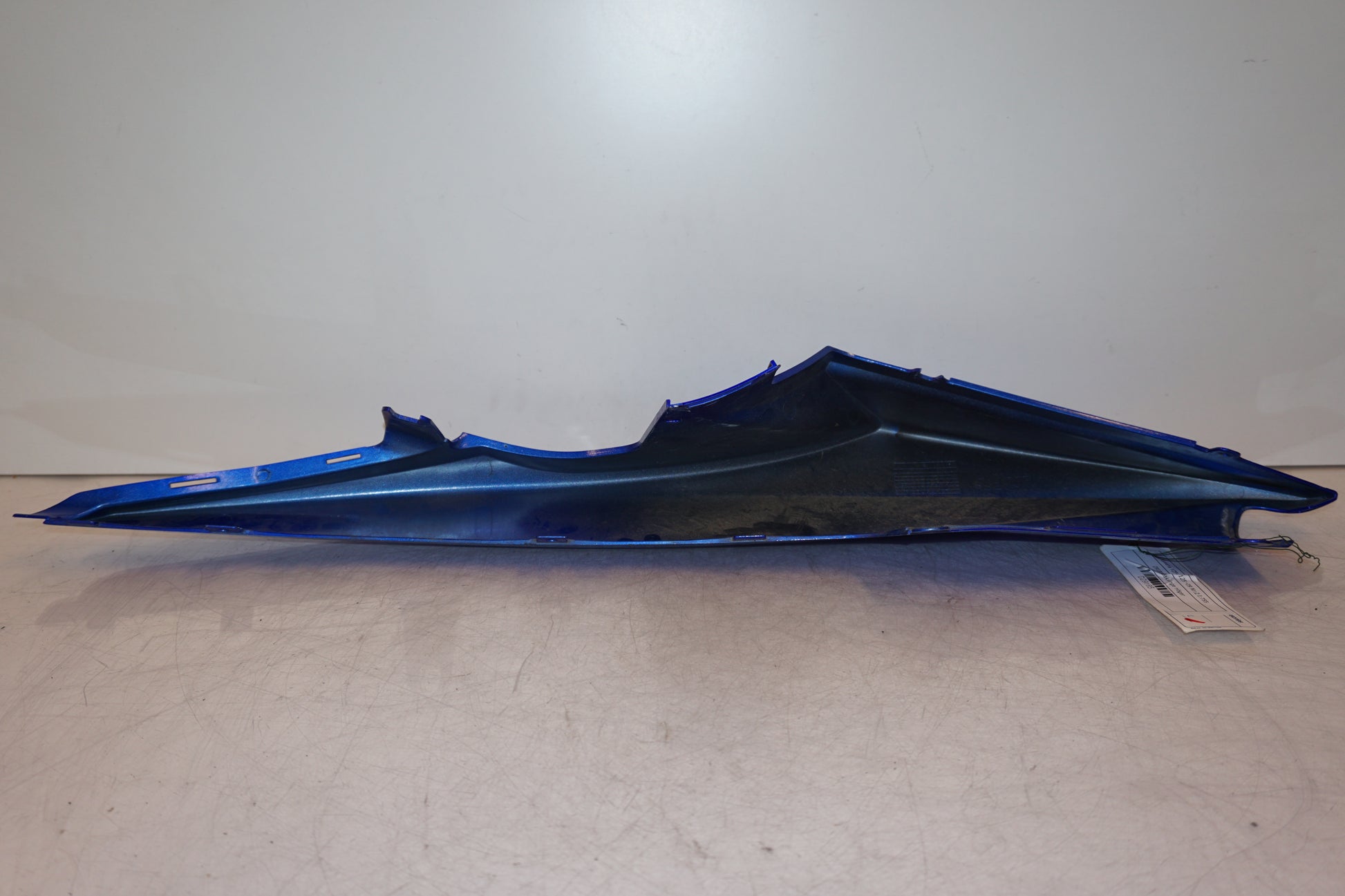 Snett nerifrån på Bakvinge från en Yamaha YZF-R 125 -2009 motorcykel.