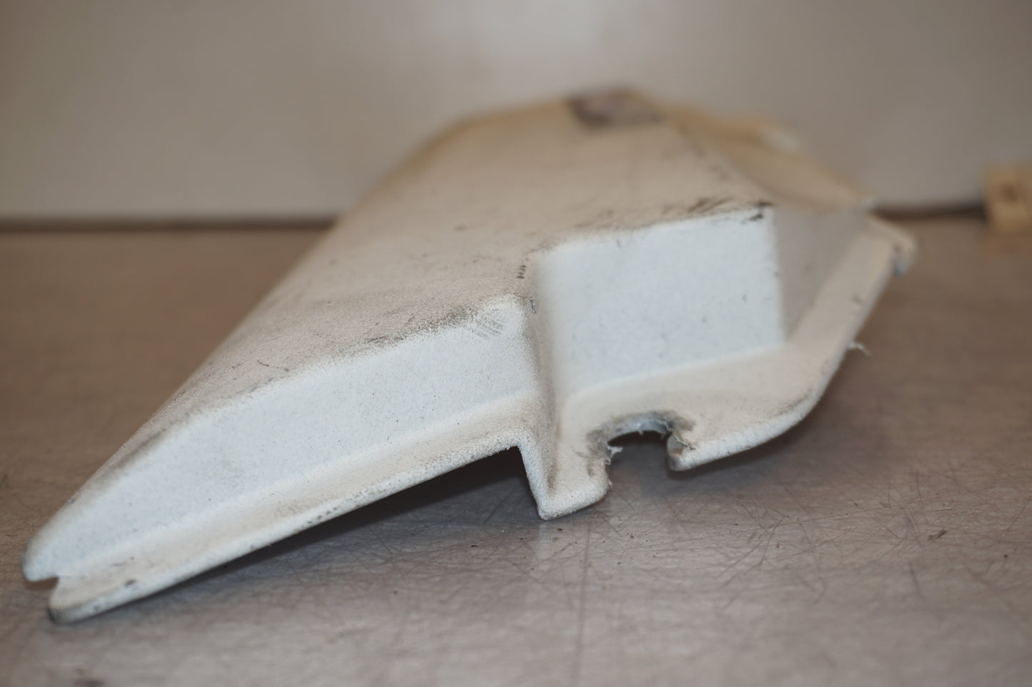 Snett nerifrån på Bakvinge från en Yamaha XTZ 750 -1989 motorcykel.