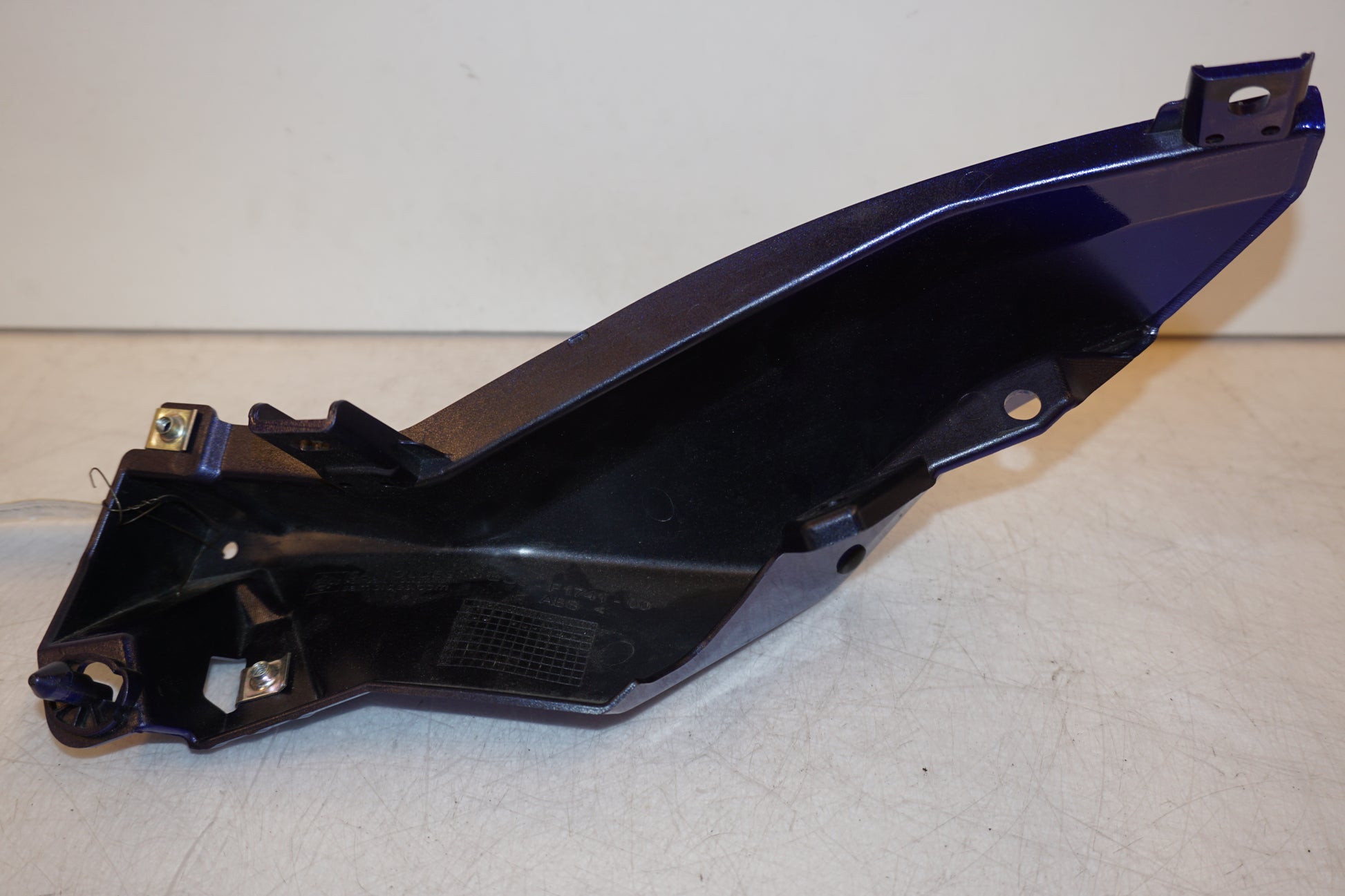 Snett nerifrån på Bakvinge från en Yamaha MT-07 Tracer -2016 motorcykel.