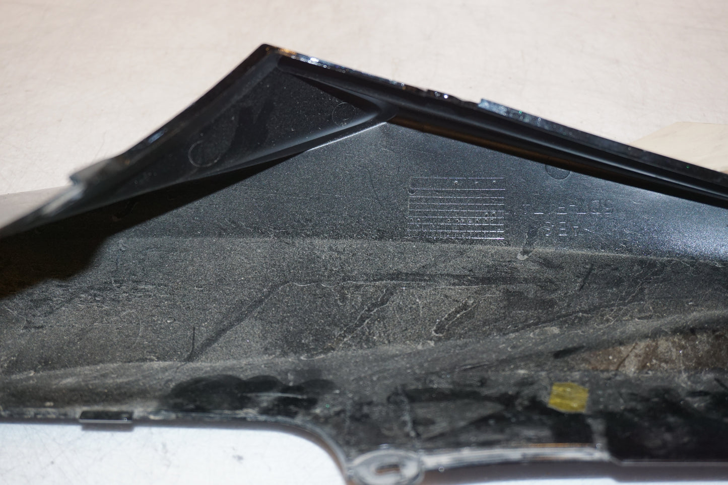 Snett nerifrån på Bakvinge från en Yamaha YZF-R 125 -2010 motorcykel.