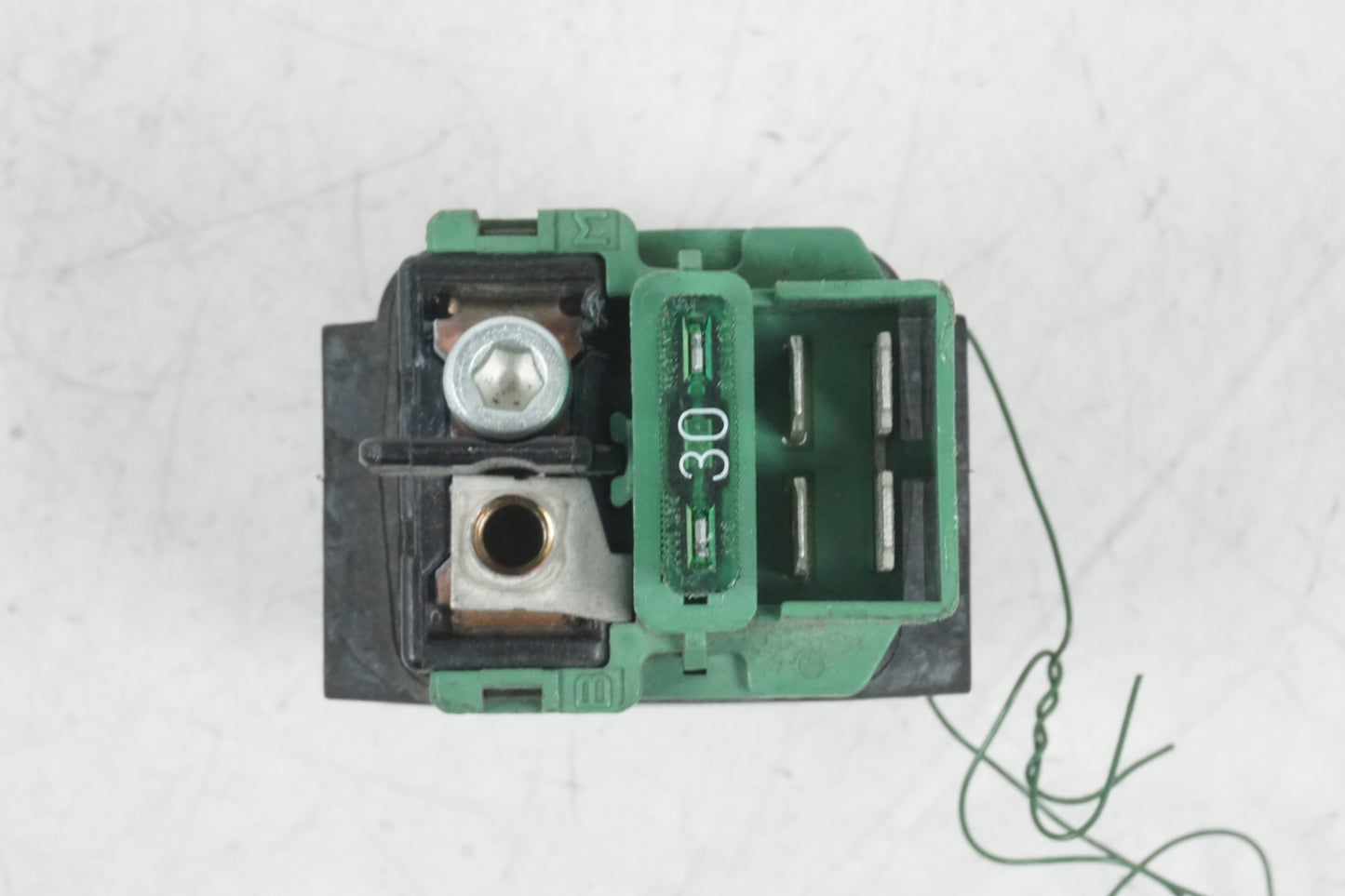 Baksidan på Startrelä från en Honda CB 600 Hornet -2000 motorcykel.