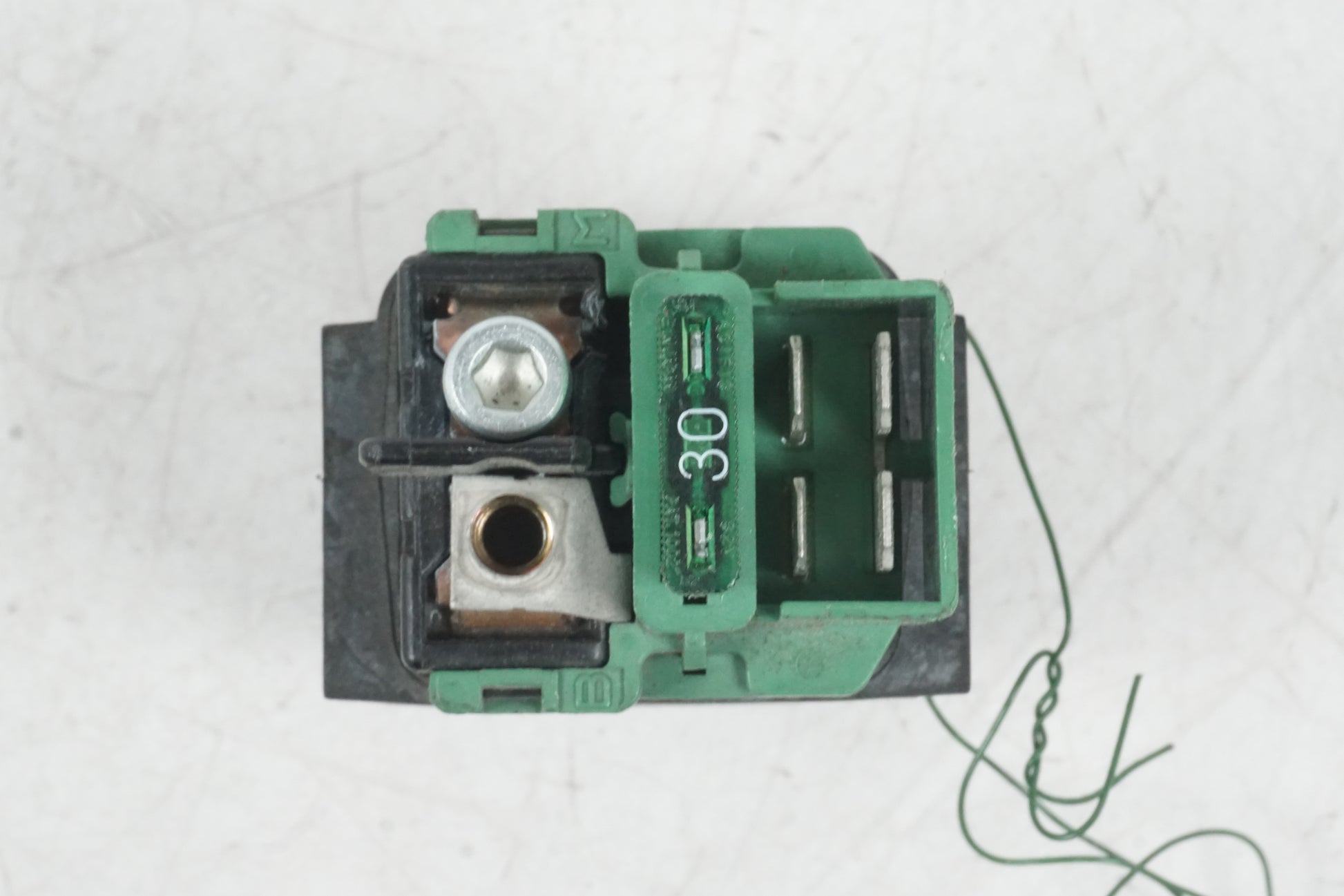 Baksidan på Startrelä från en Honda CB 600 Hornet -2000 motorcykel.