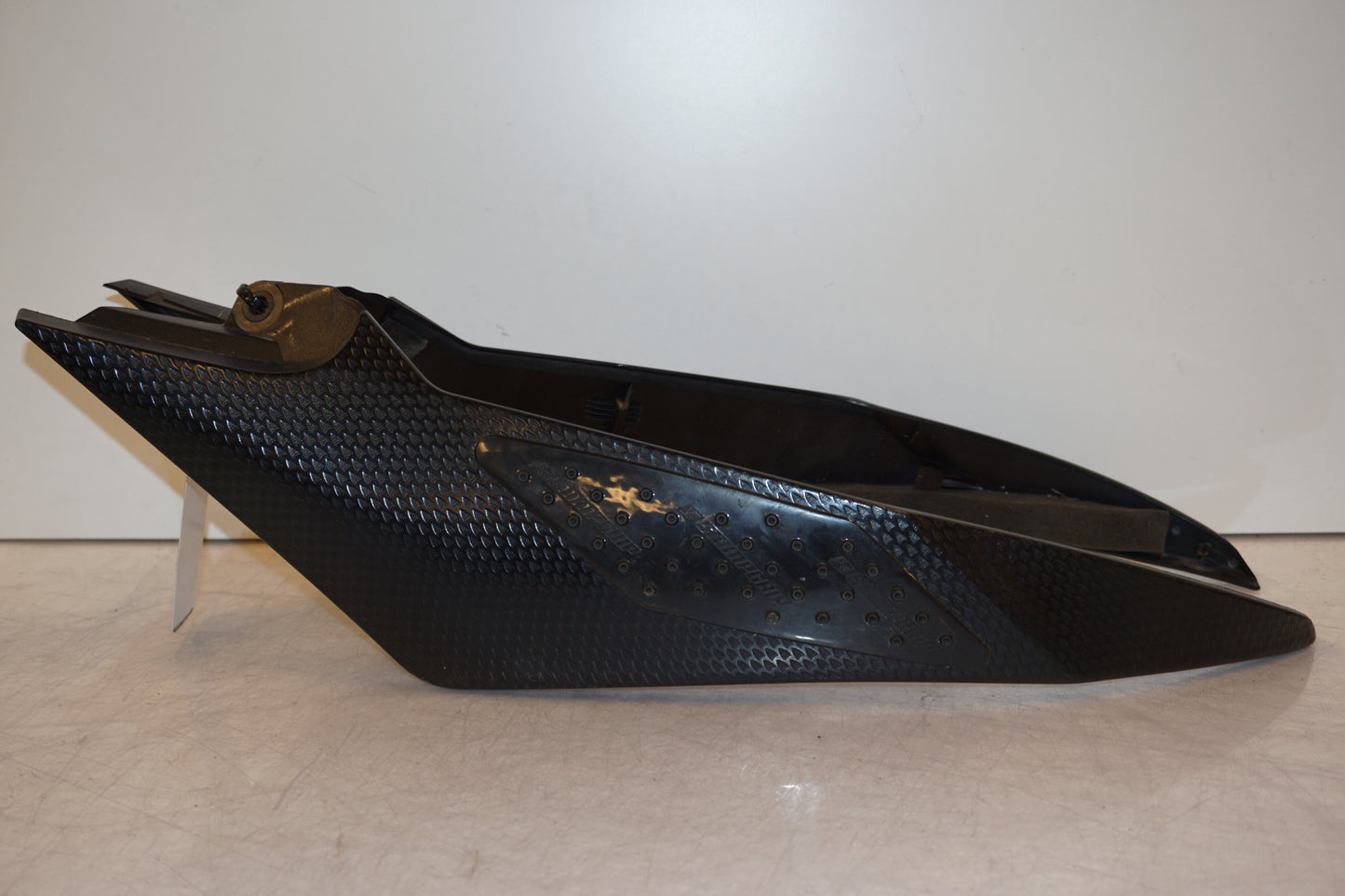 Höger sida på Bensintankskåpa från en Yamaha YZF R6 -2011 motorcykel.