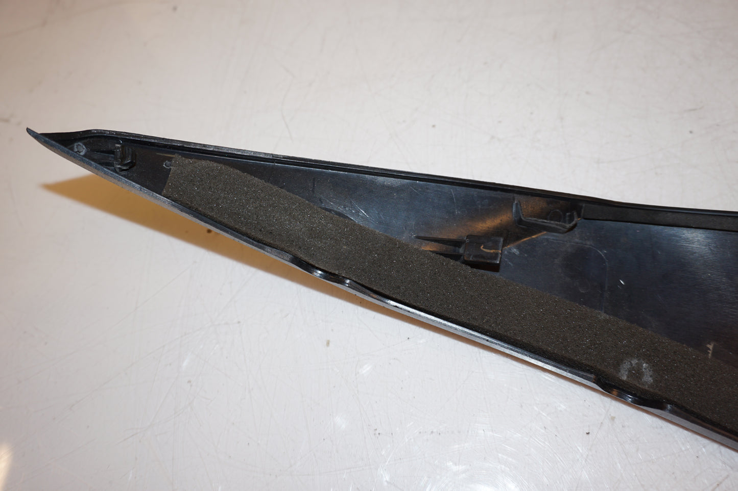 Snett nerifrån på Bensintankskåpa från en Yamaha YZF R6 -2011 motorcykel.