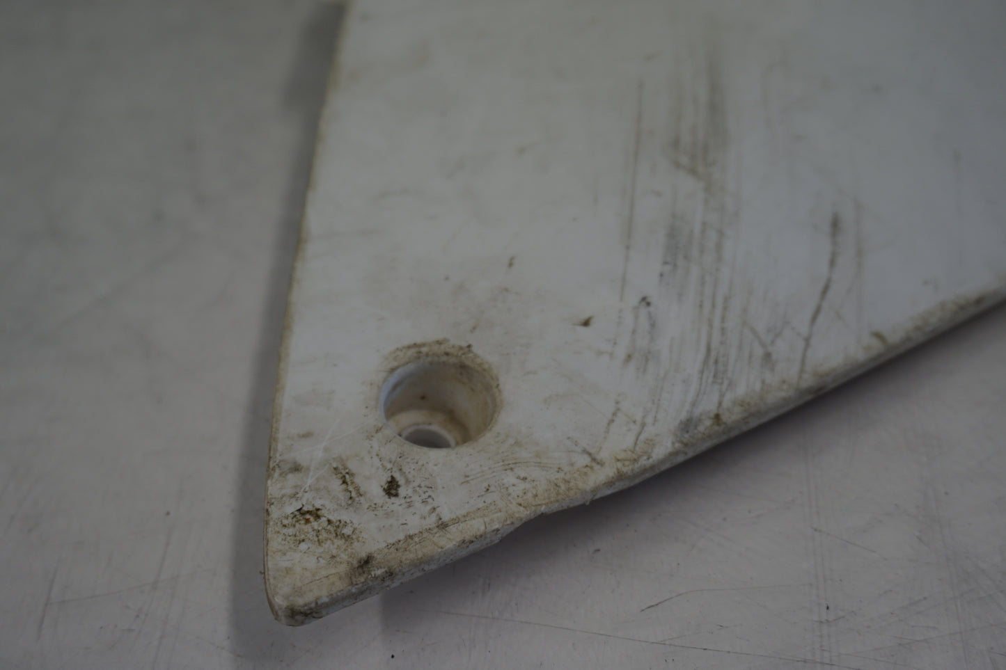 Snett nerifrån på Sidopanel från en Yamaha Yz450 F -2003 motorcykel.