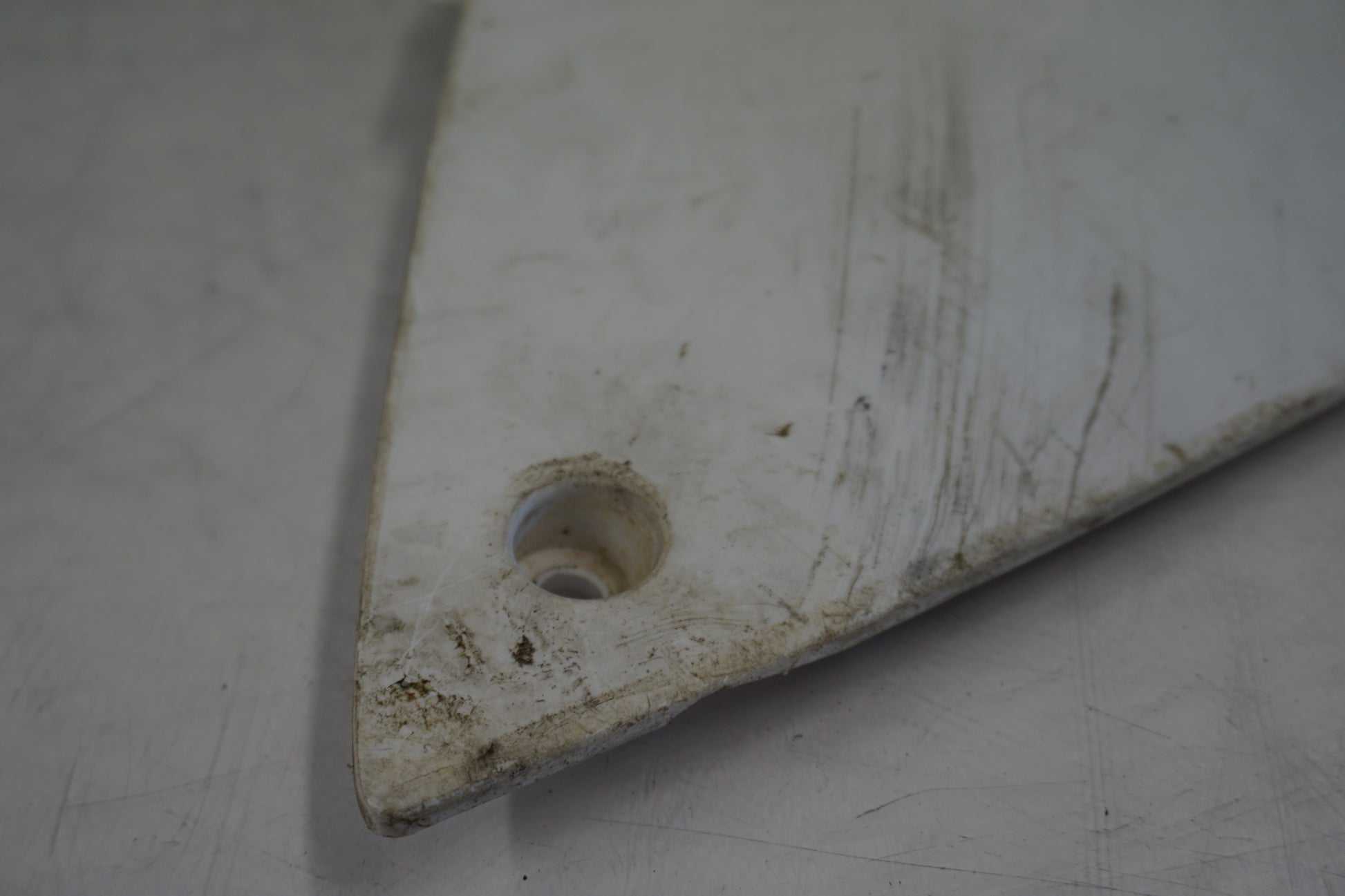 Snett nerifrån på Sidopanel från en Yamaha Yz450 F -2003 motorcykel.