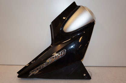 Framsidan på Sidopanel från en Yamaha XJR 1300 -2005 motorcykel.