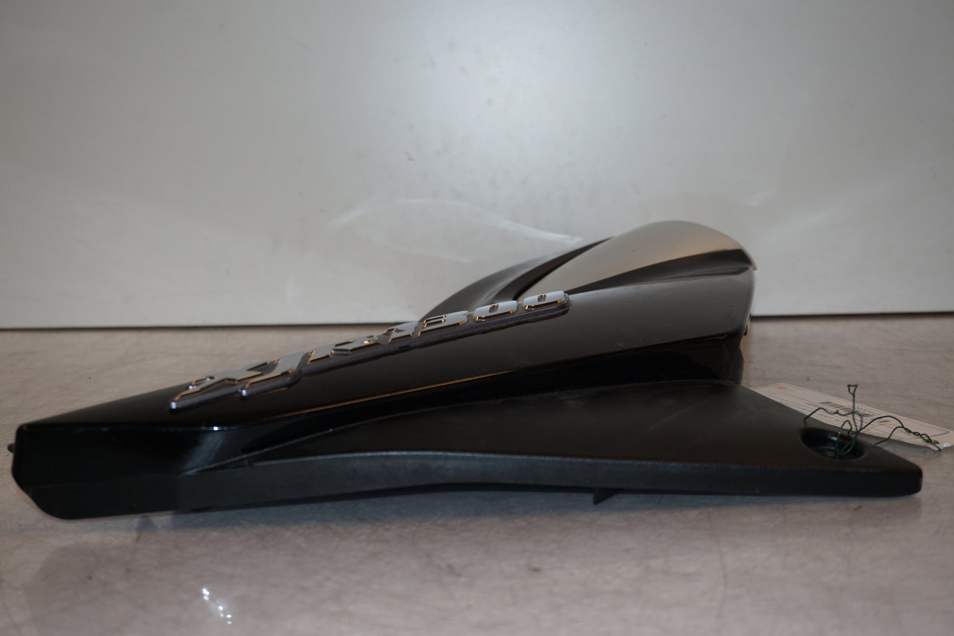 Baksidan på Sidopanel från en Yamaha XJR 1300 -2005 motorcykel.