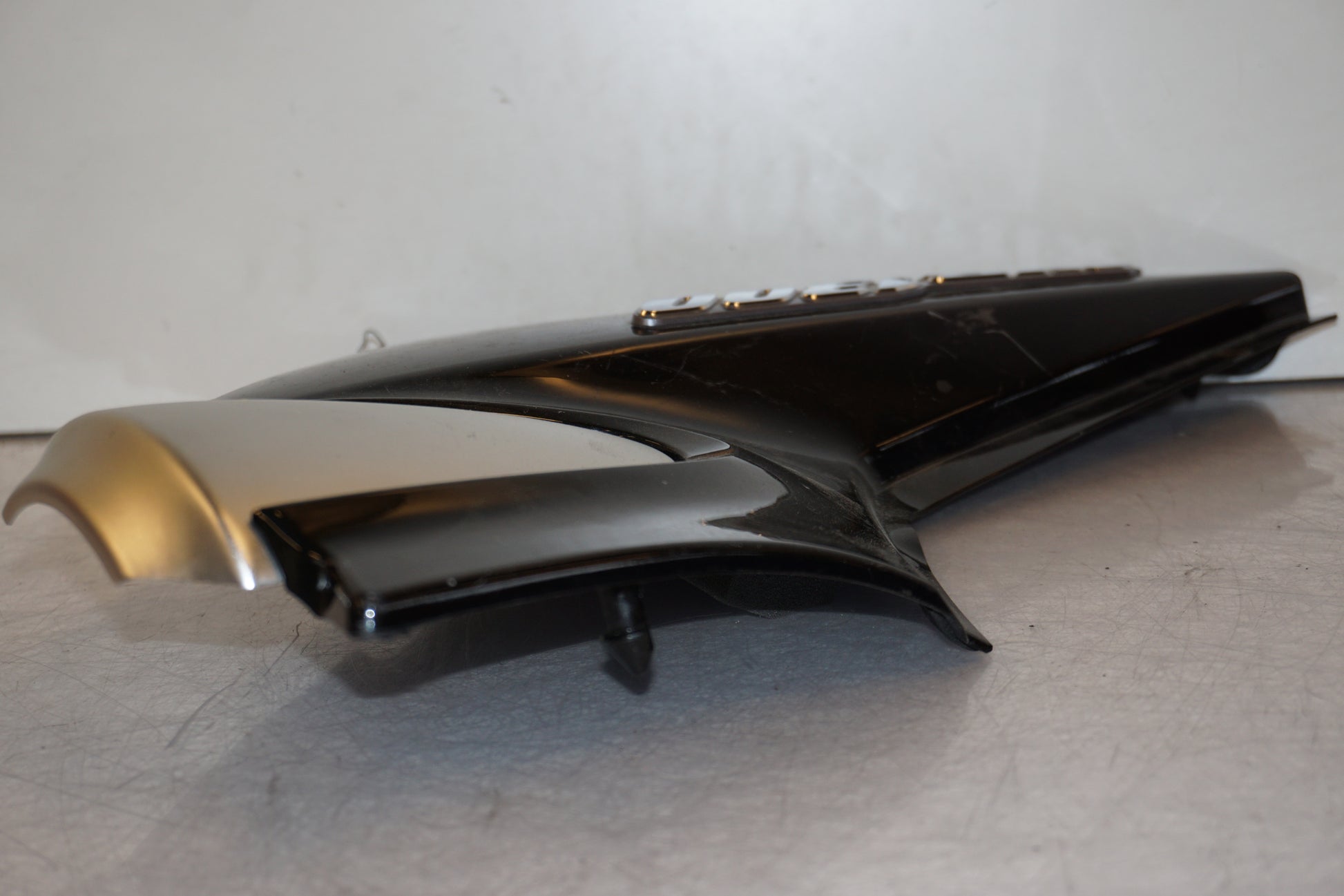 Vänster sida på Sidopanel från en Yamaha XJR 1300 -2005 motorcykel.