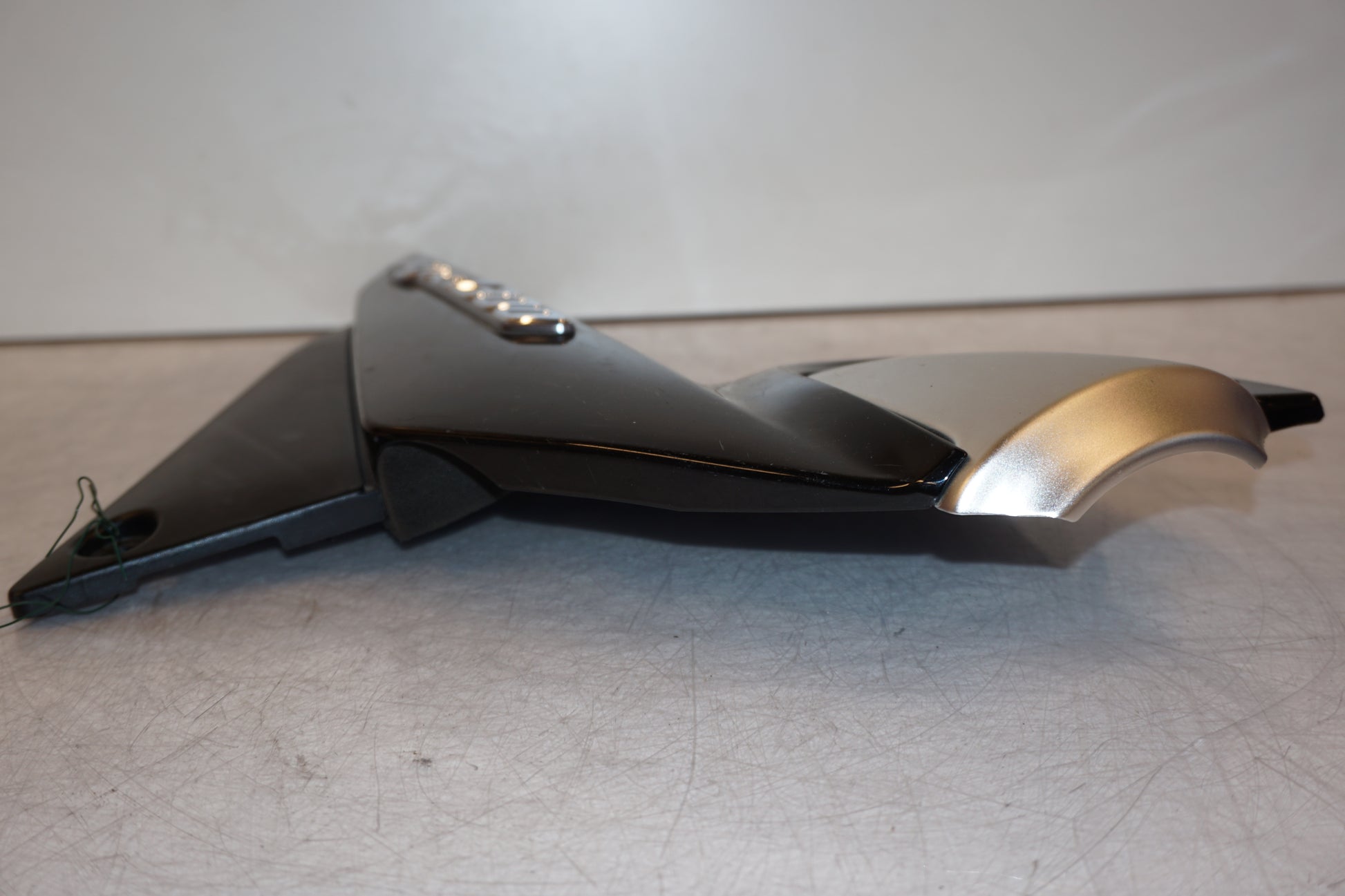 Snett uppifrån på Sidopanel från en Yamaha XJR 1300 -2005 motorcykel.