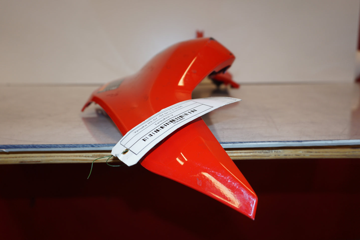 Höger sida på Bensintankskåpa från en Yamaha MT-07 -2014 motorcykel.