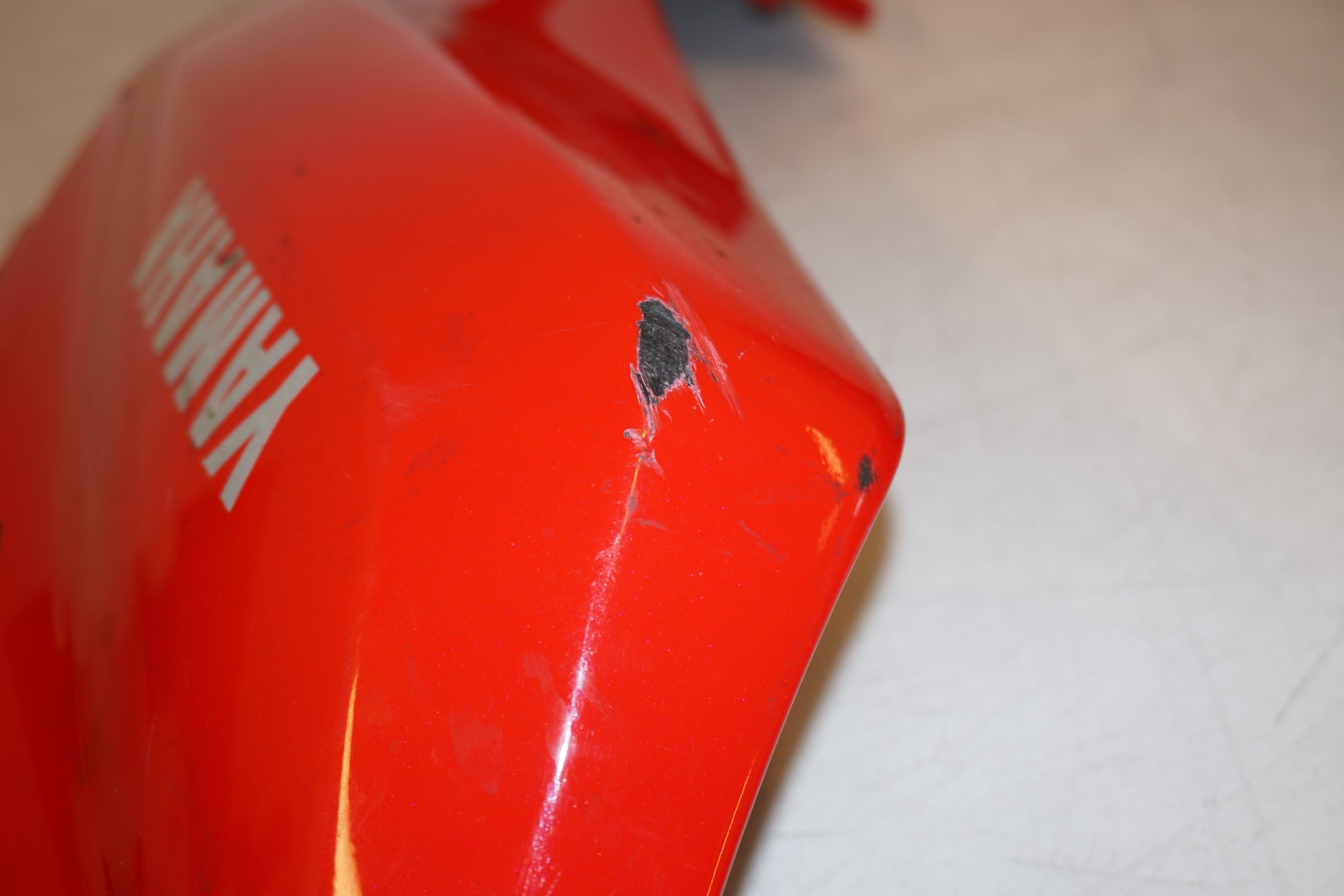 Vänster sida på Bensintankskåpa från en Yamaha MT-07 -2014 motorcykel.