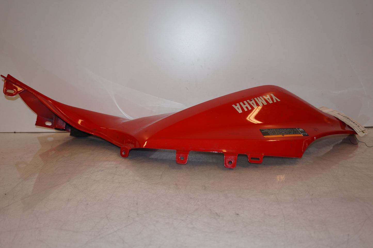 Snett uppifrån på Bensintankskåpa från en Yamaha MT-07 -2014 motorcykel.