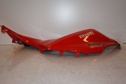 Snett uppifrån på Bensintankskåpa från en Yamaha MT-07 -2014 motorcykel.