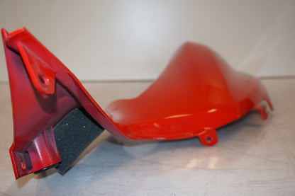 Snett nerifrån på Bensintankskåpa från en Yamaha MT-07 -2014 motorcykel.