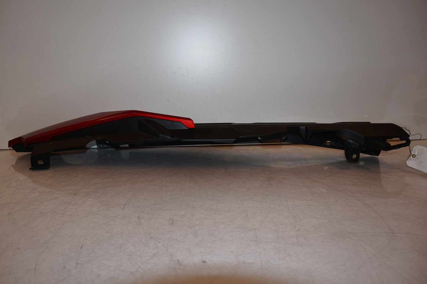 Vänster sida på Bakvinge från en Yamaha MT-09 Tracer -2016 motorcykel.