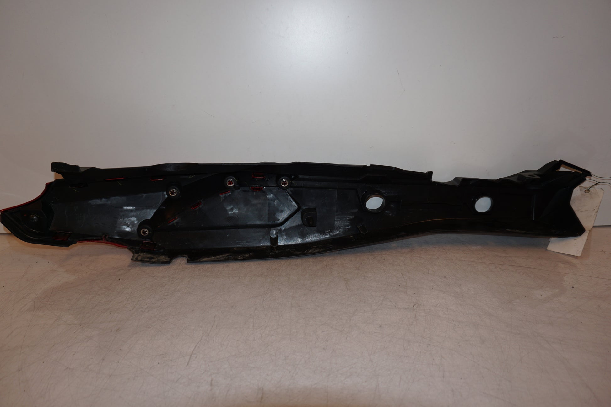 Snett nerifrån på Bakvinge från en Yamaha MT-09 Tracer -2016 motorcykel.