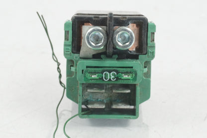 Baksidan på Startrelä från en Honda CB 750 SF -2003 motorcykel.