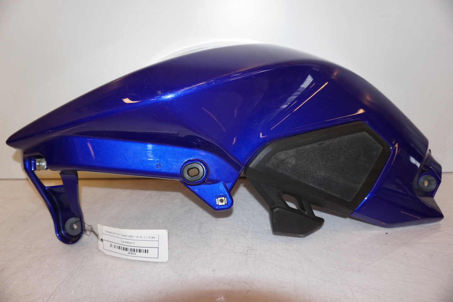 Framsidan på Bensintankskåpa från en Yamaha MT-07 Tracer -2016 motorcykel.