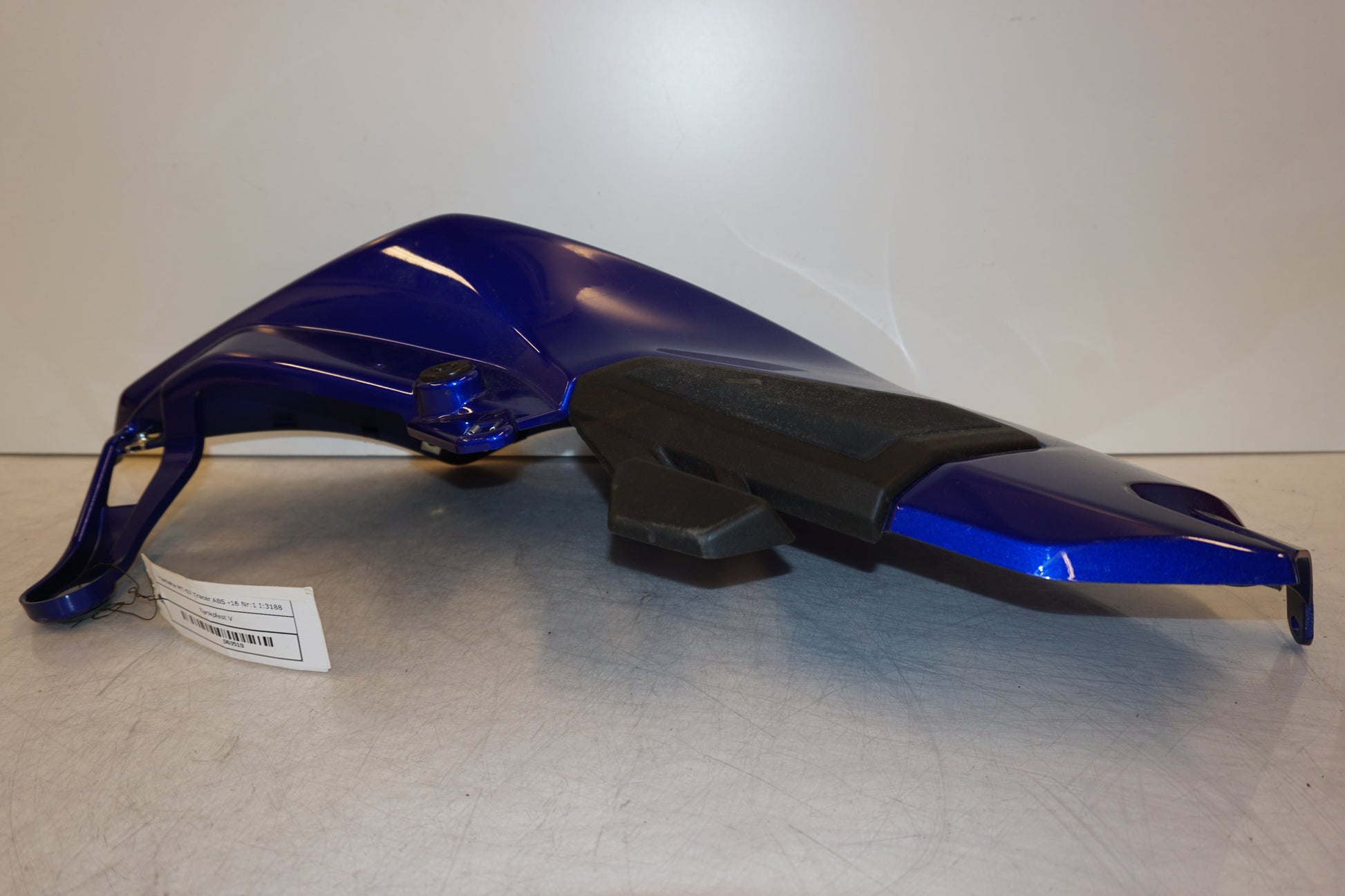 Baksidan på Bensintankskåpa från en Yamaha MT-07 Tracer -2016 motorcykel.