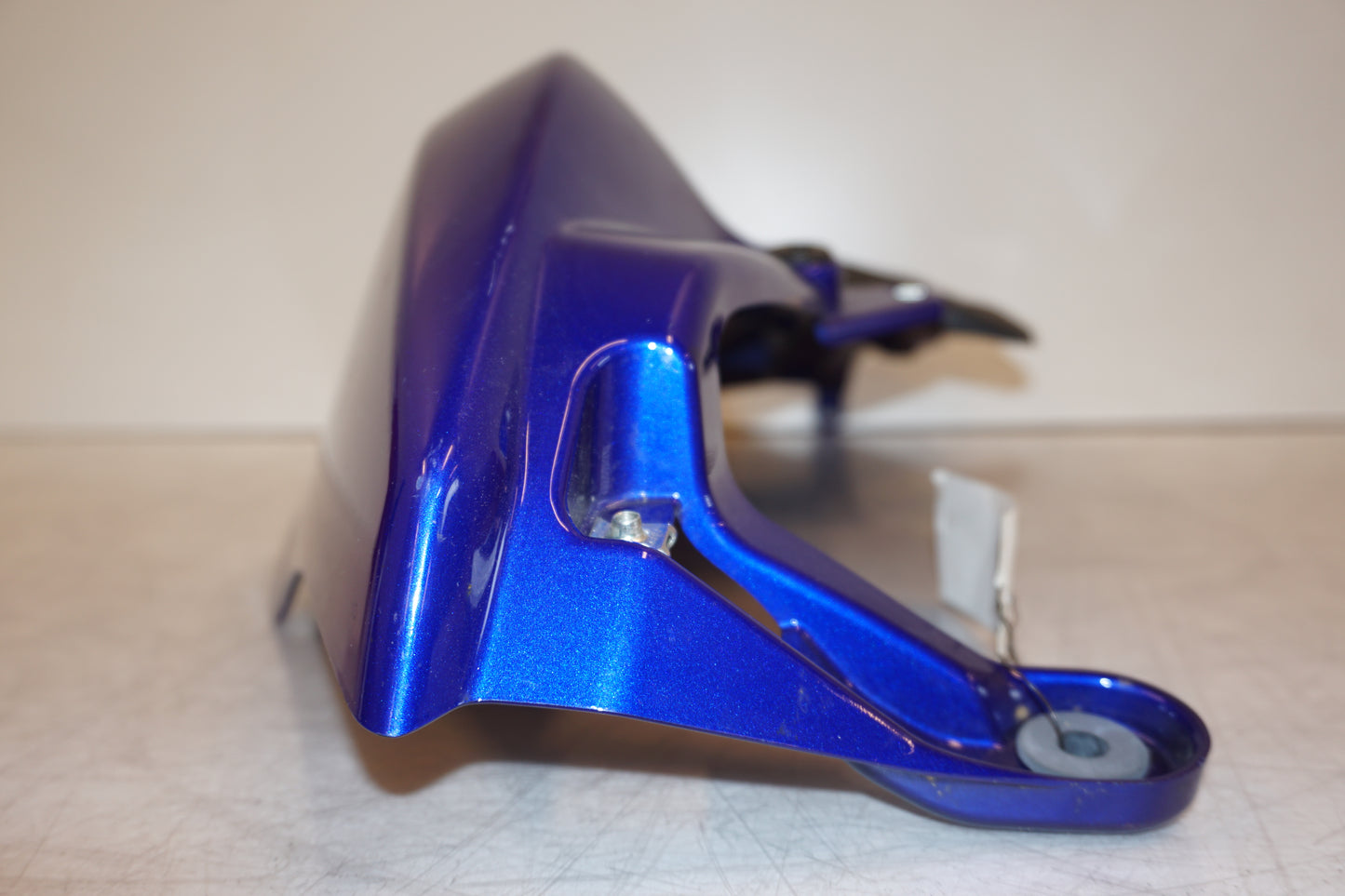 Höger sida på Bensintankskåpa från en Yamaha MT-07 Tracer -2016 motorcykel.