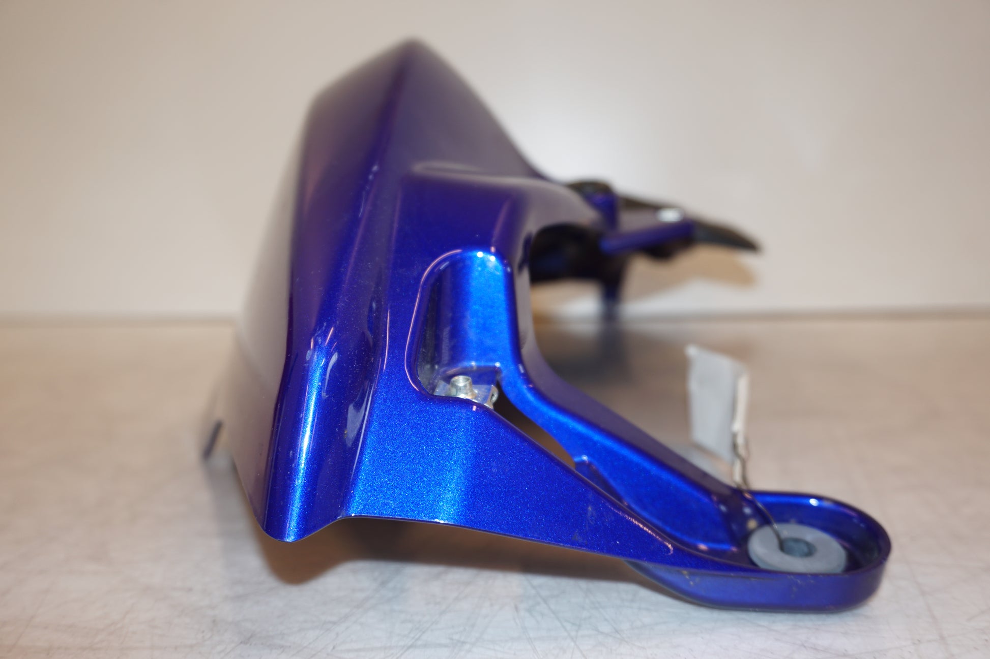 Höger sida på Bensintankskåpa från en Yamaha MT-07 Tracer -2016 motorcykel.