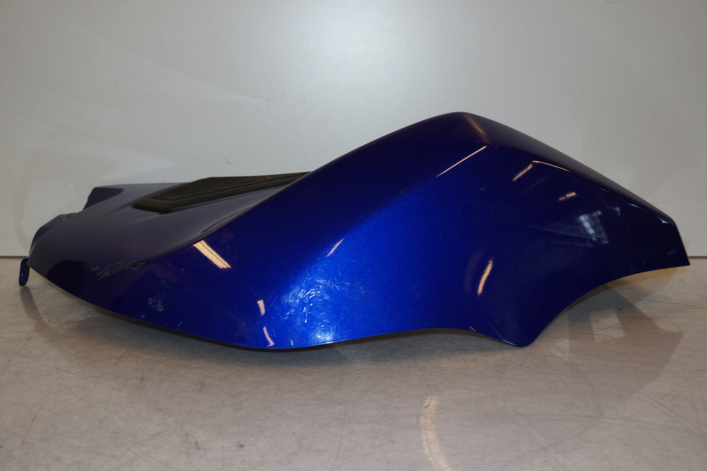 Vänster sida på Bensintankskåpa från en Yamaha MT-07 Tracer -2016 motorcykel.