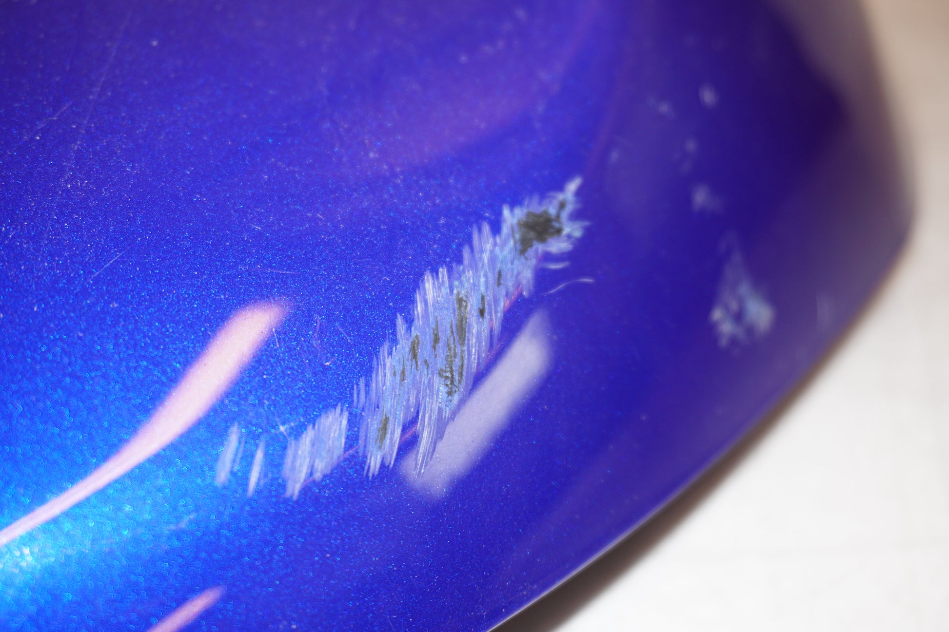 Snett uppifrån på Bensintankskåpa från en Yamaha MT-07 Tracer -2016 motorcykel.