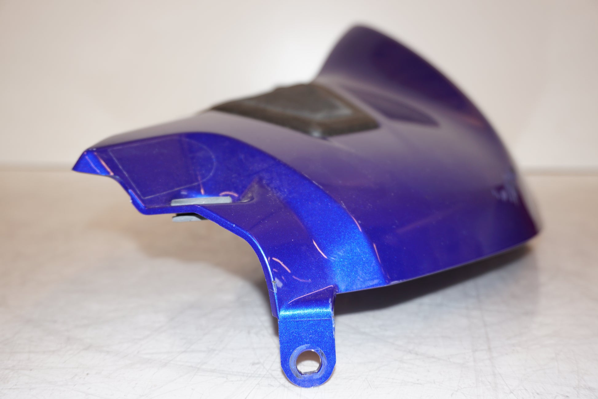 Snett nerifrån på Bensintankskåpa från en Yamaha MT-07 Tracer -2016 motorcykel.