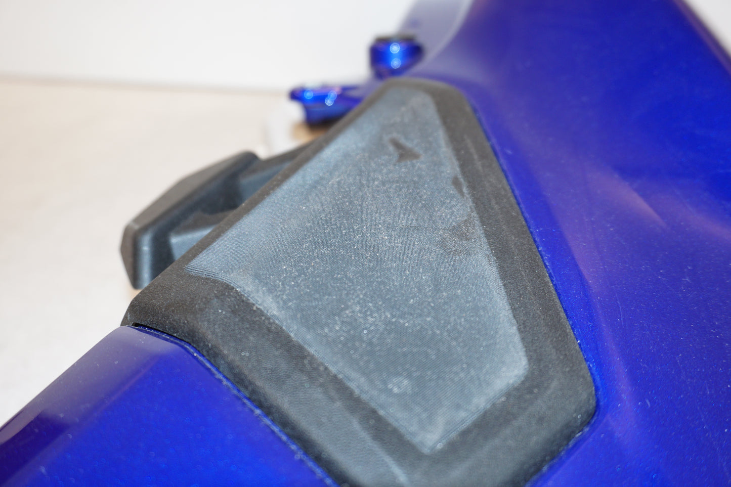 Extrabild1 på Bensintankskåpa från en Yamaha MT-07 Tracer -2016 motorcykel.