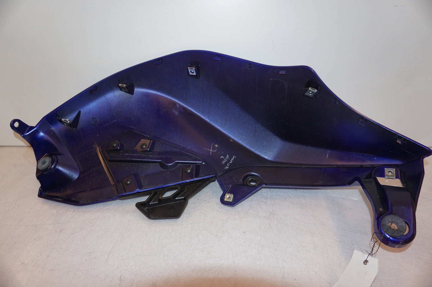 Extrabild2 på Bensintankskåpa från en Yamaha MT-07 Tracer -2016 motorcykel.